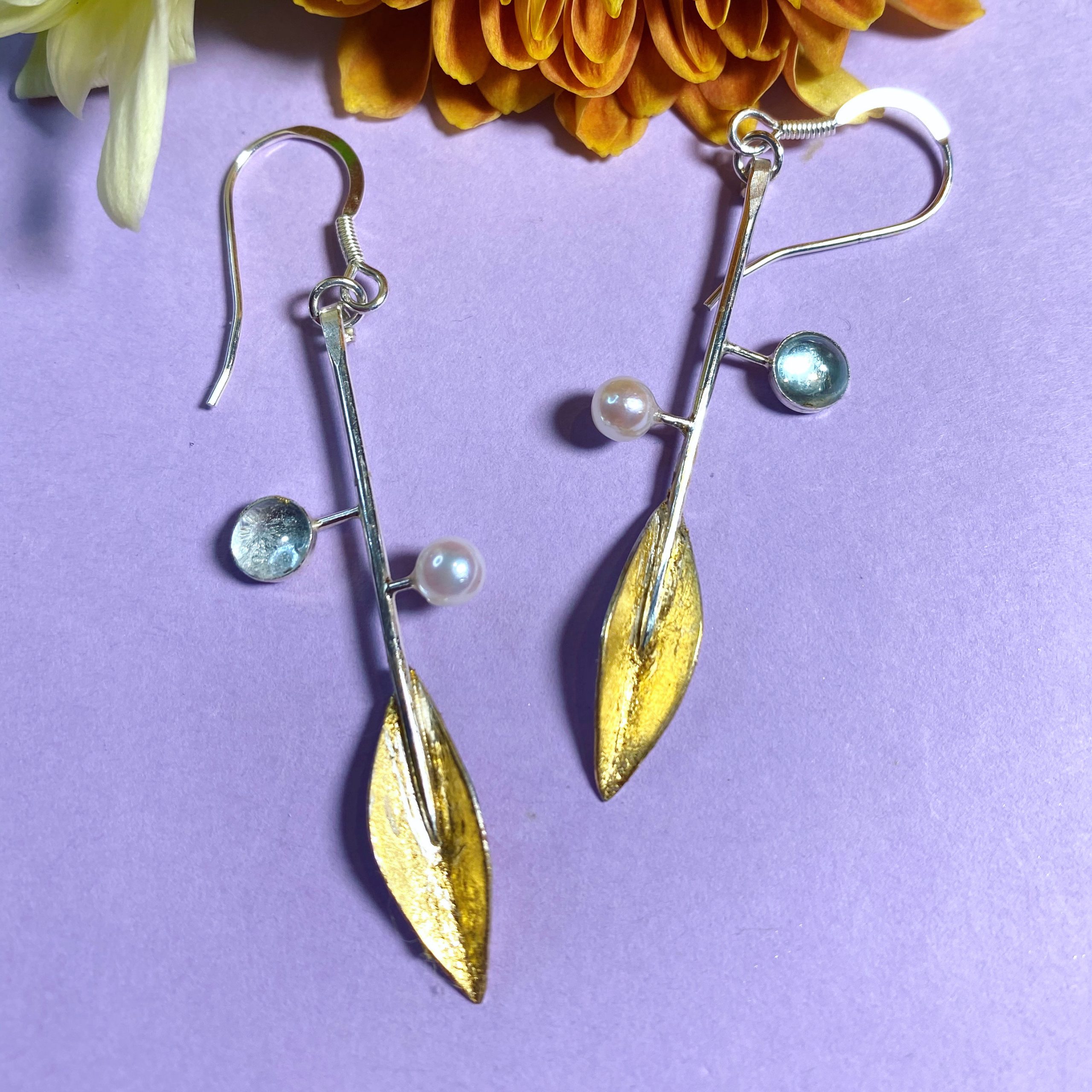 Botanics stem topaz & pearl earrings