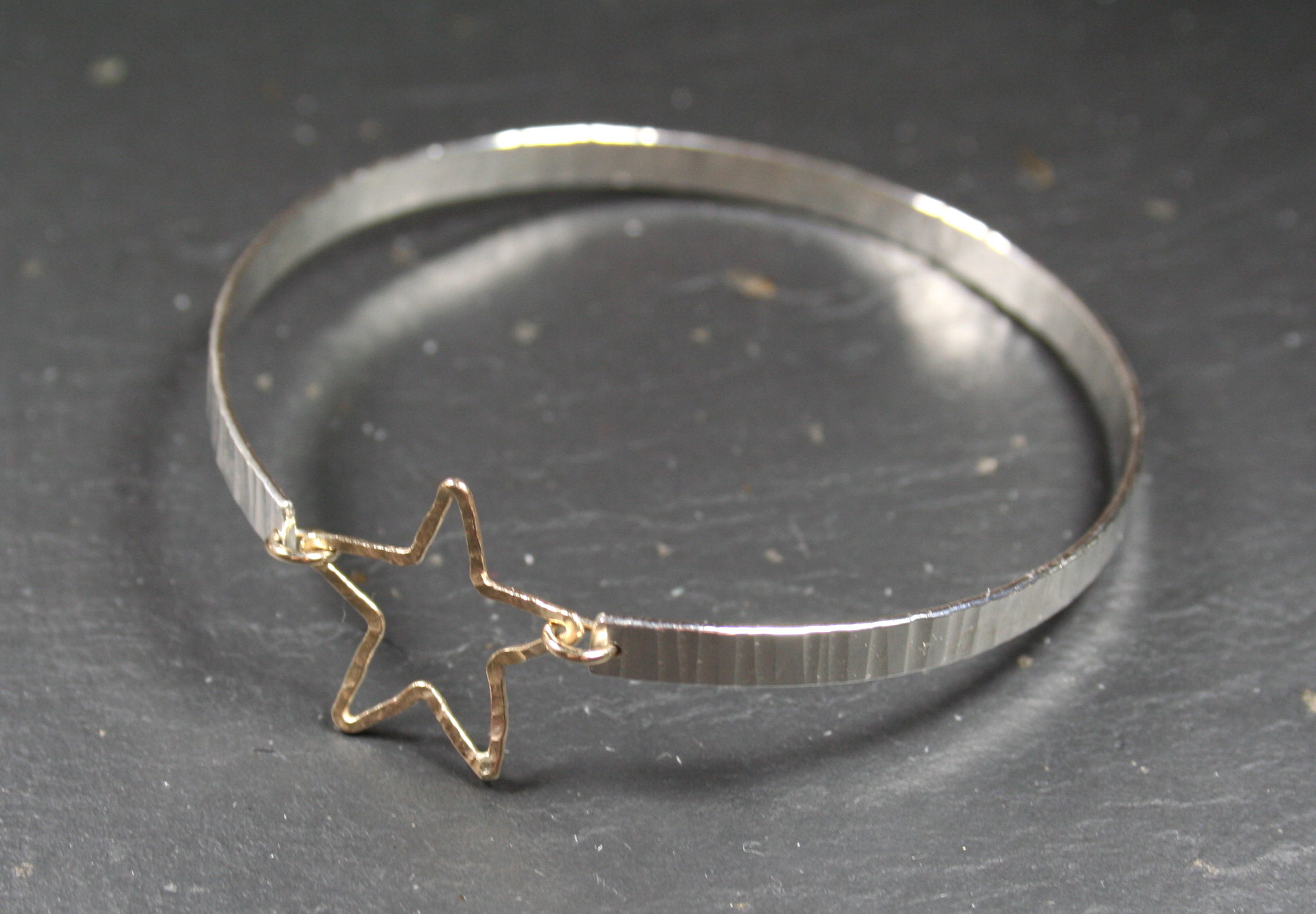Single hammered bangle with 9ct gold star