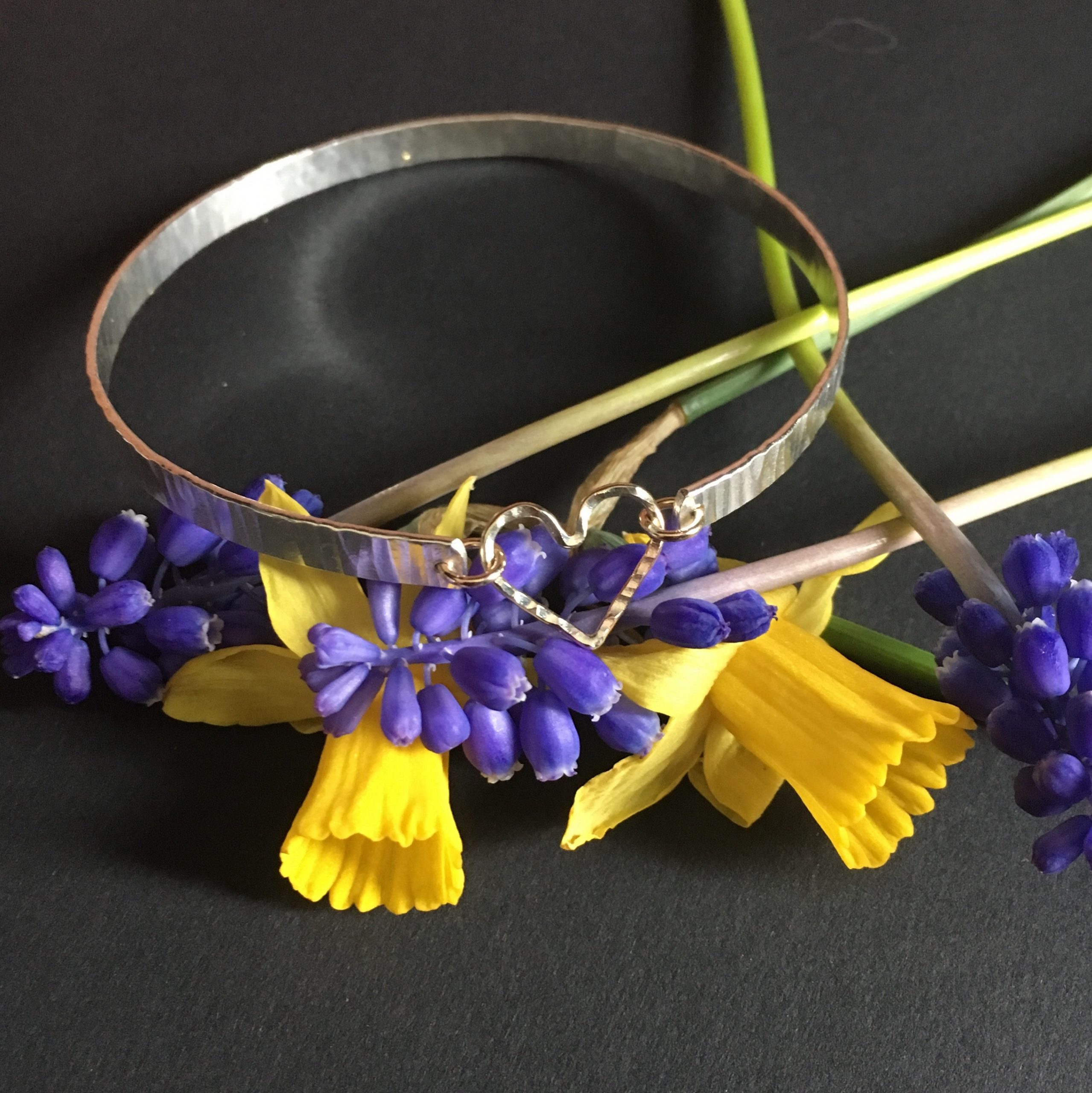 Single hammered bangle with 9ct gold heart