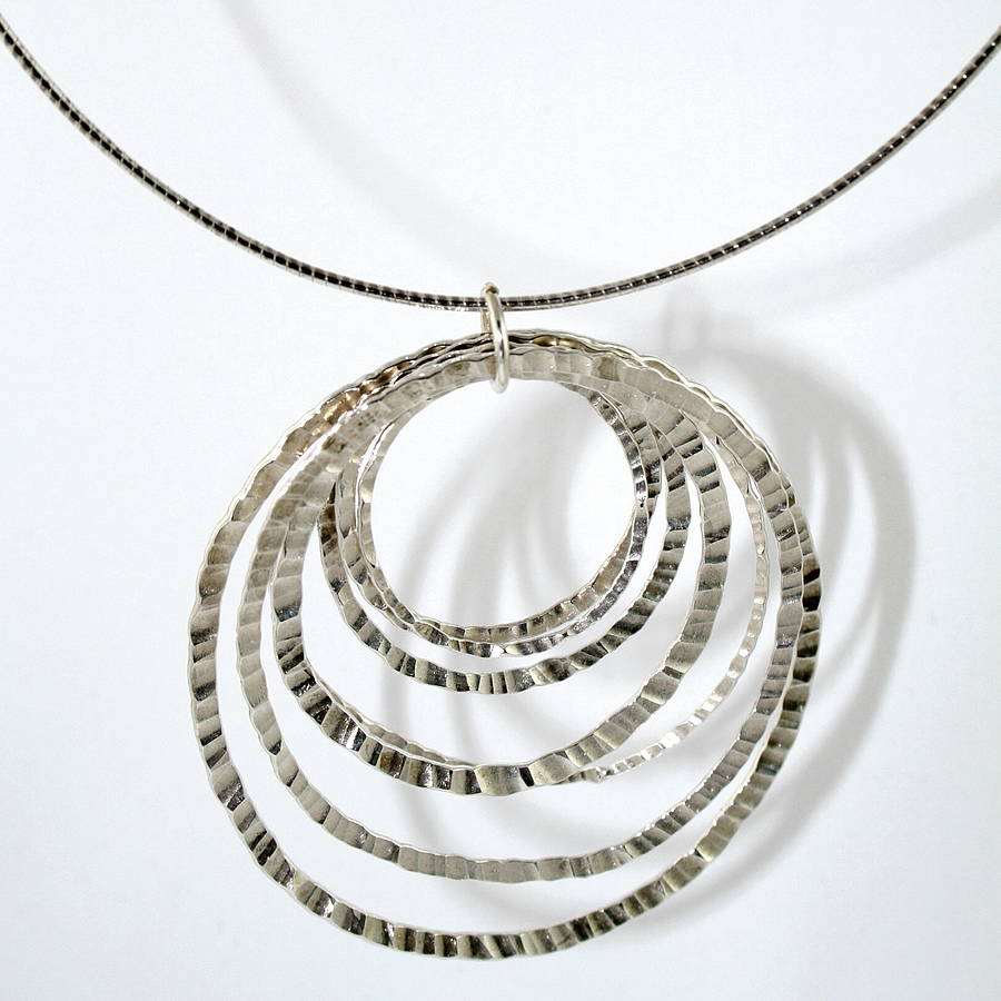 Large multilink cable neckpiece