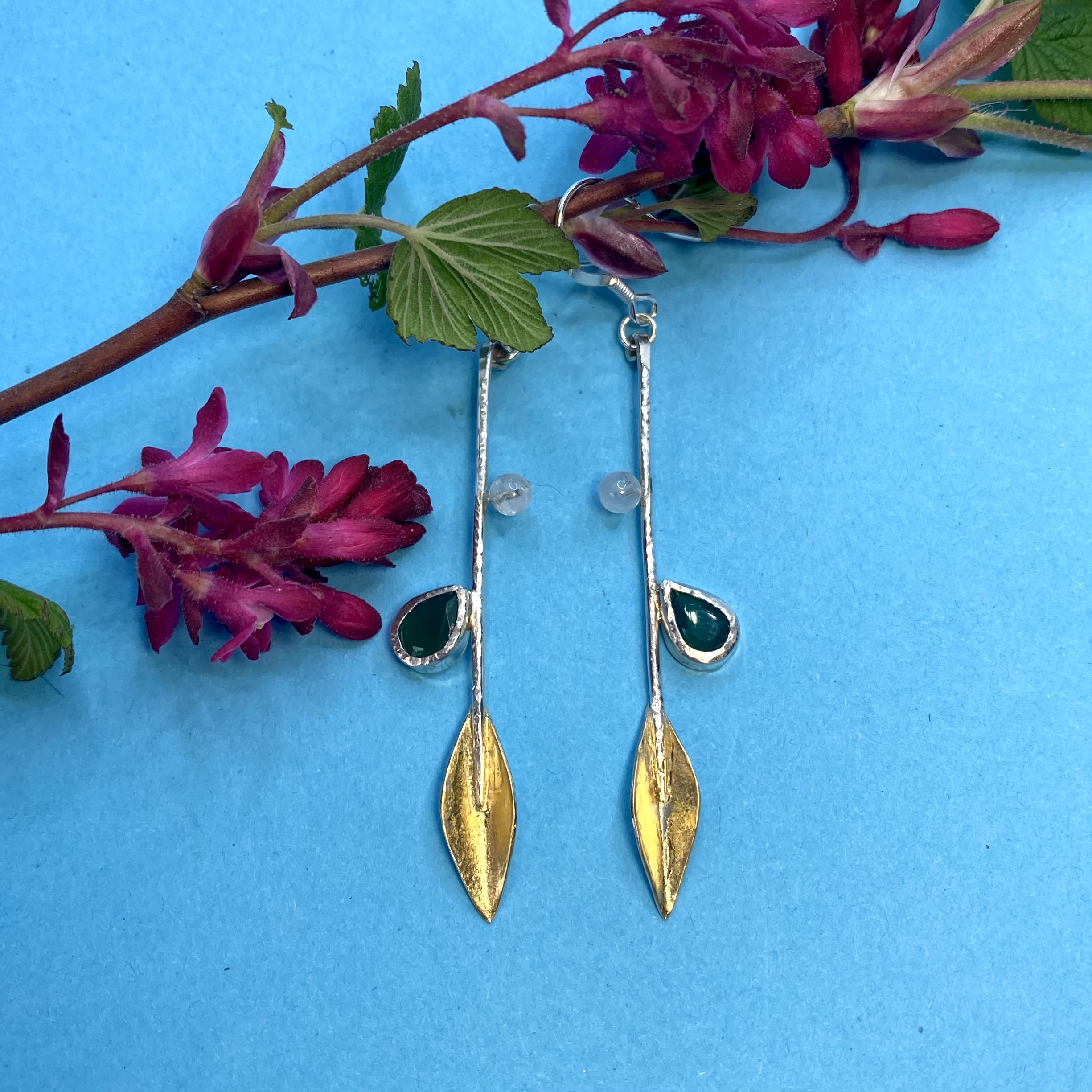 Botanics stem earrings with agate and moonstone