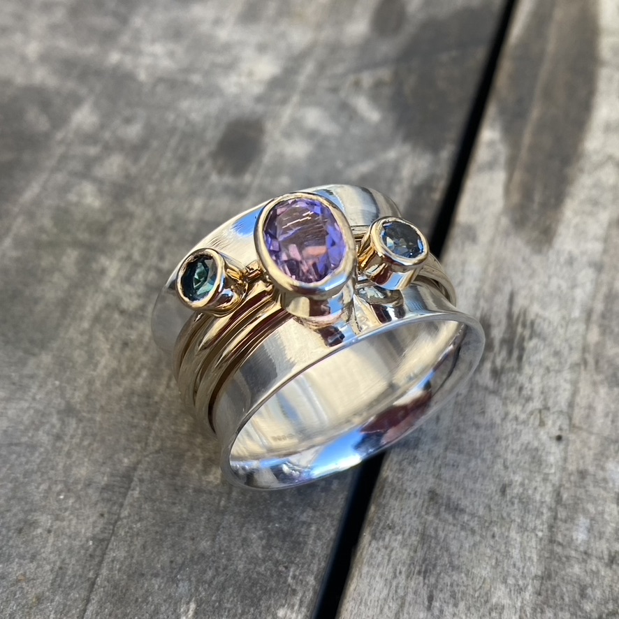 Spinning ring with birthstones