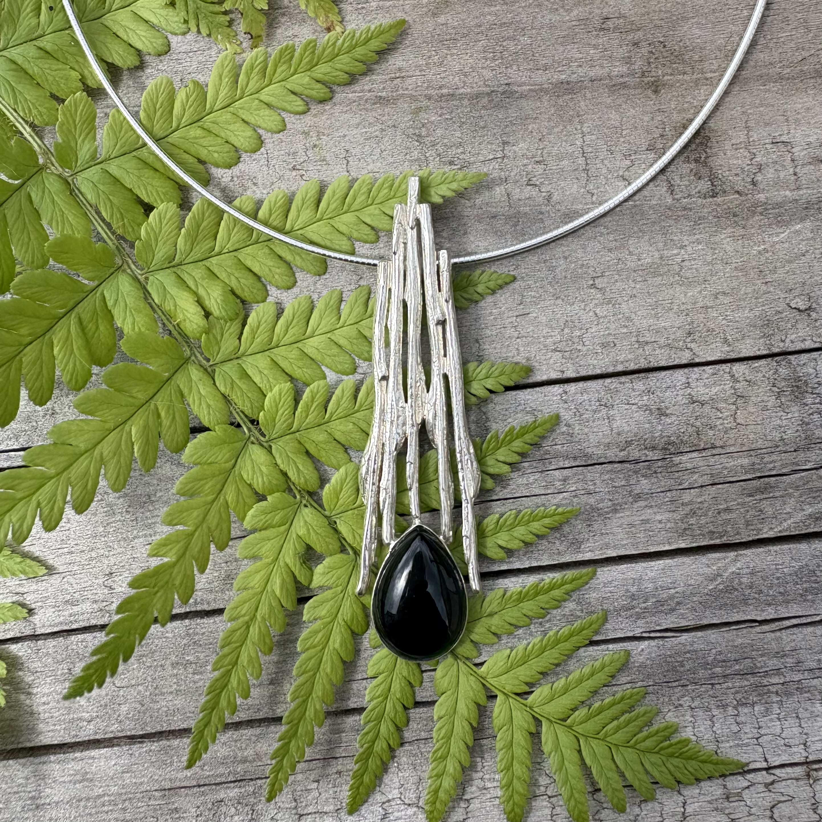 Stacked willow pendant with Onyx pear