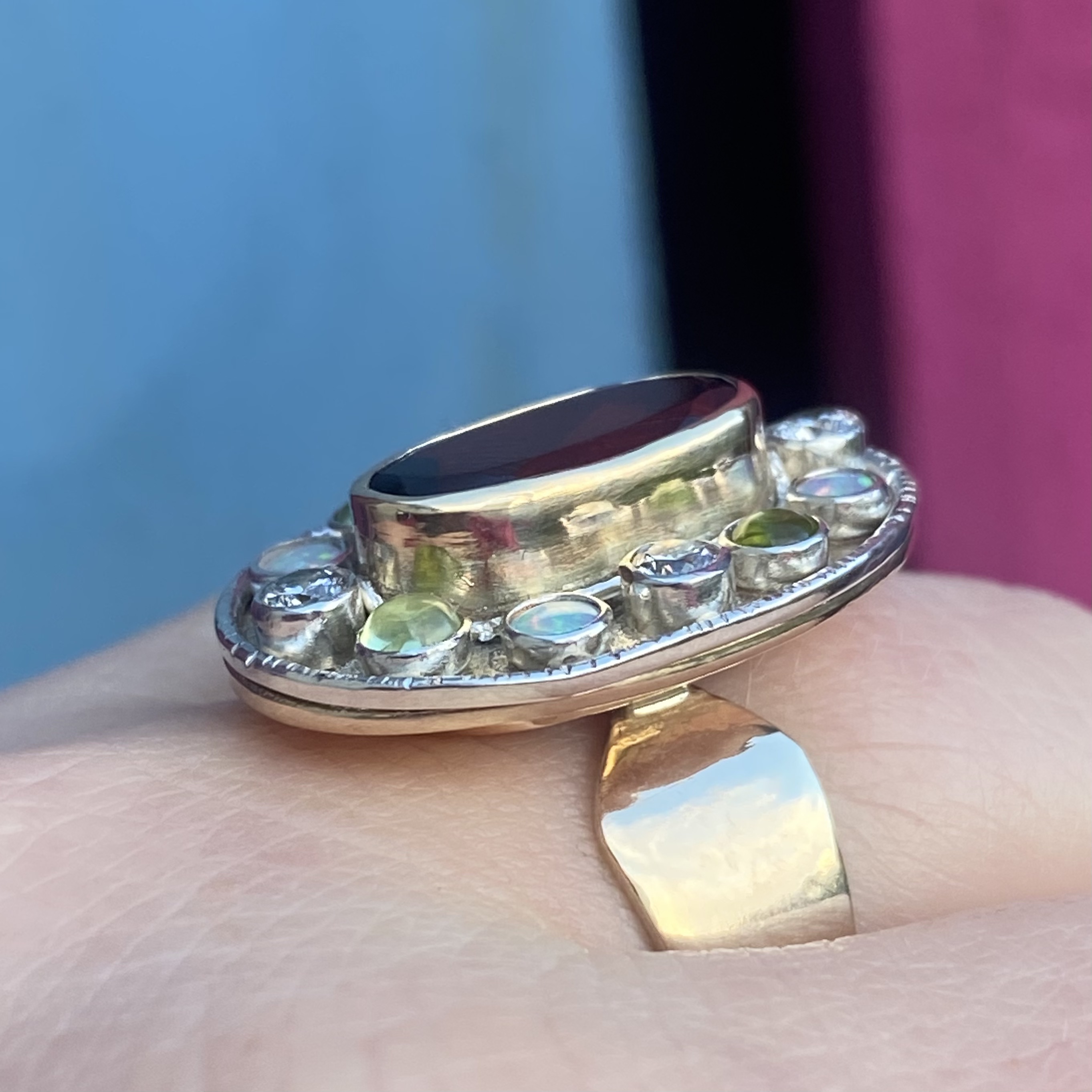 Ring in gold, garnet, peridot, moonstone and diamond