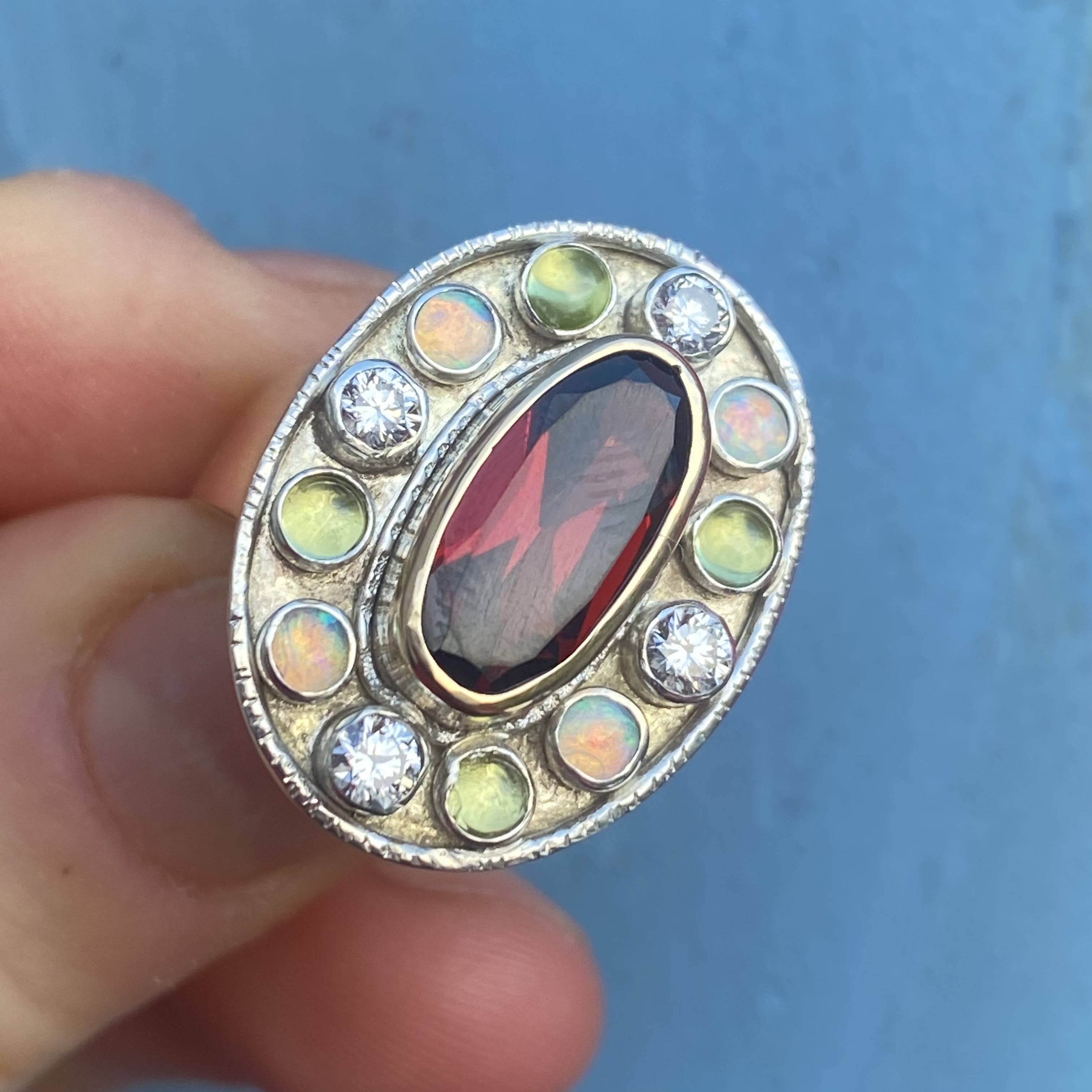Ring in gold, garnet, peridot, moonstone and diamond