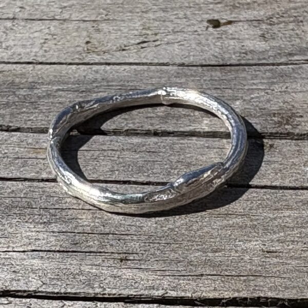 Single cast willow ring band