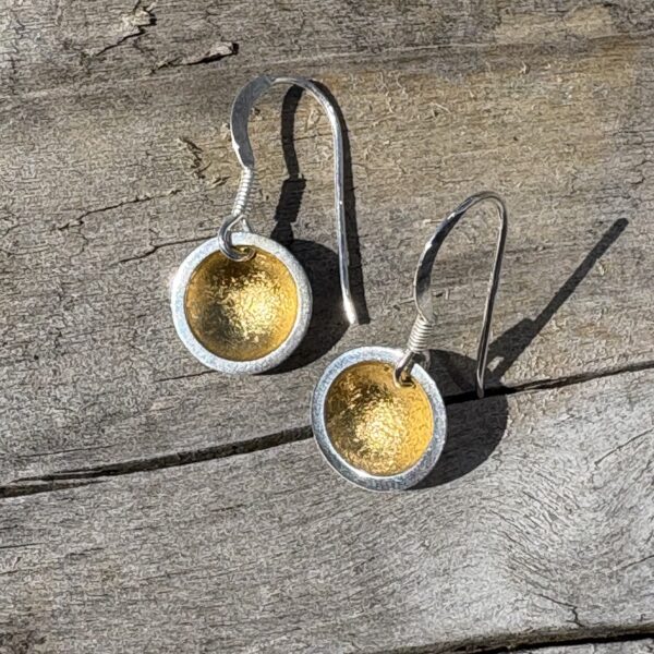 Small gold leaf dome earrings - Image 3