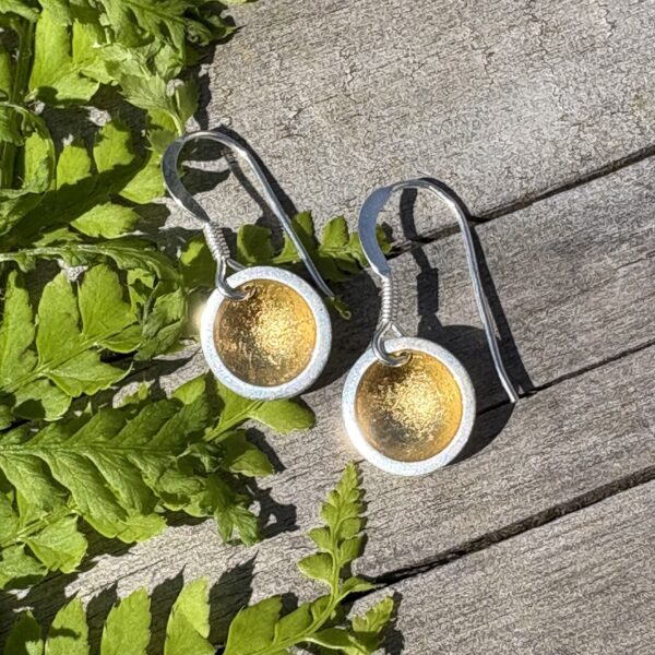 Small gold leaf dome earrings - Image 2
