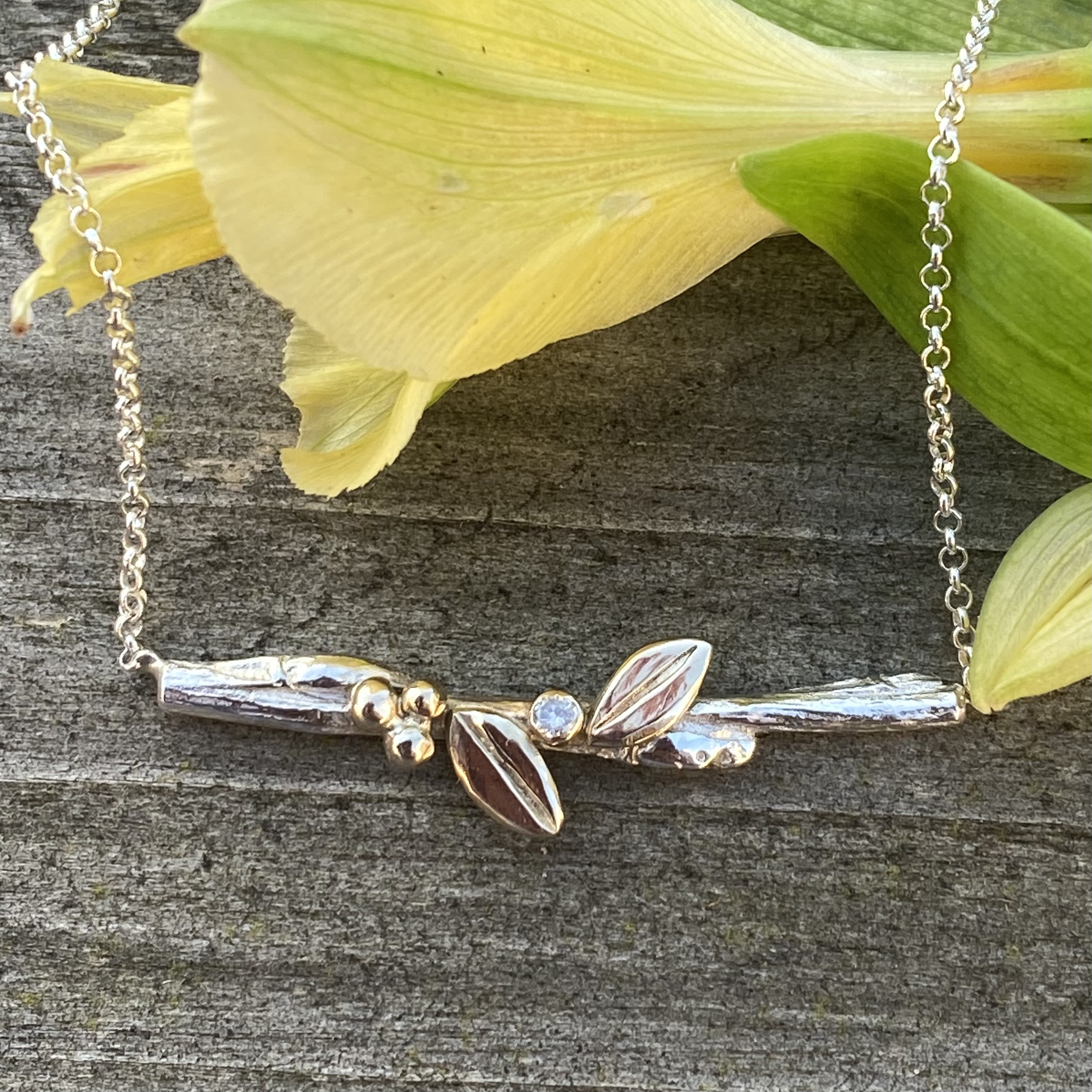 Vast willow necklace with diamond & gold leaves