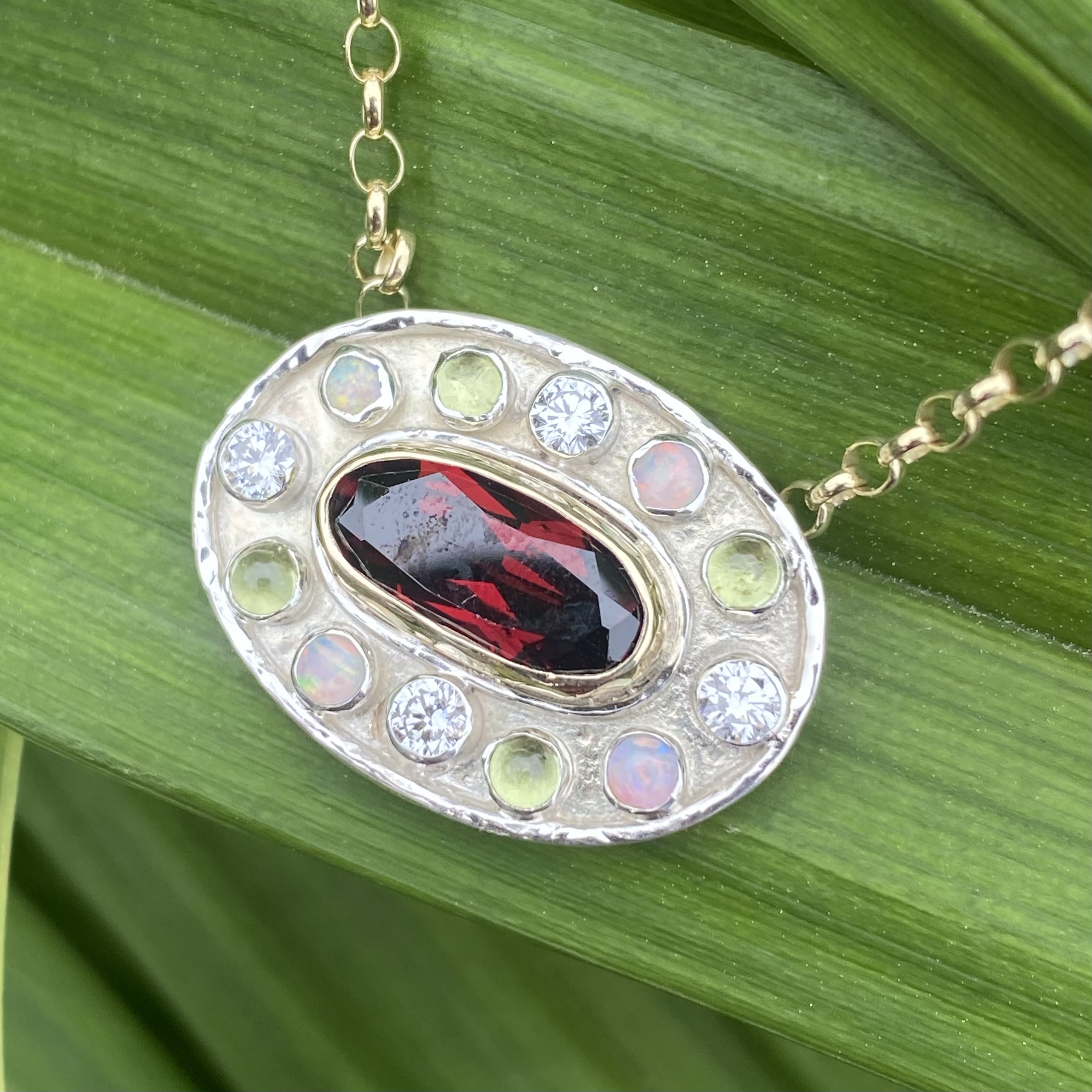 Pendant in gold, garnet, peridot, moonstone and diamond